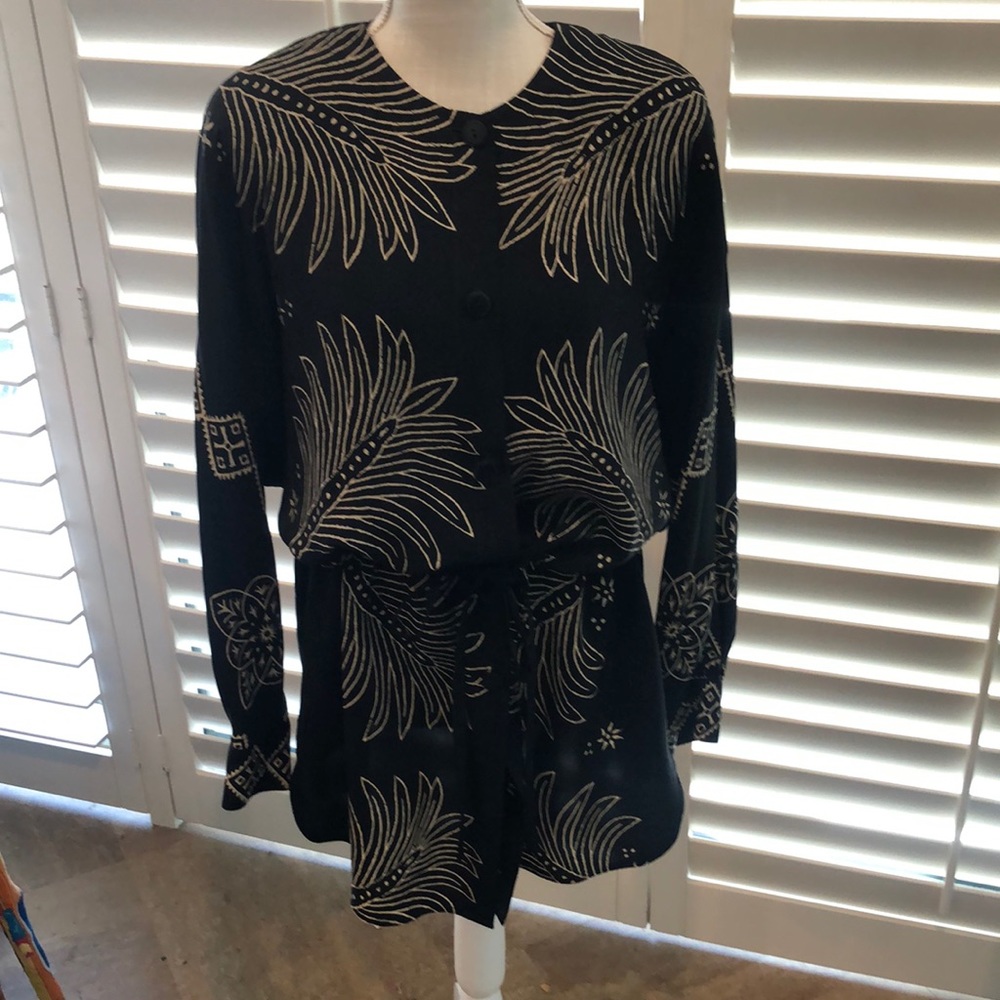 Ellen Tracy silk long blouse. Draw string waist.